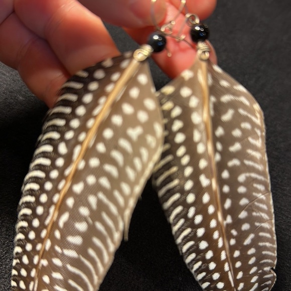 🪶Brownie black and ivory 5.5” long FEATHER EARRINGS. Ivory colored zebra stripe - Picture 8 of 8